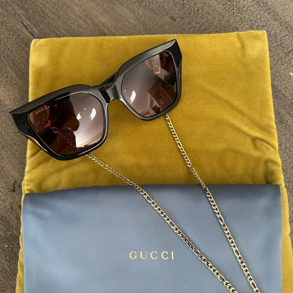 Gucci Black Square Sunglasses with Brown Lenses and Gold Chain Accent - Picture 5 of 8
